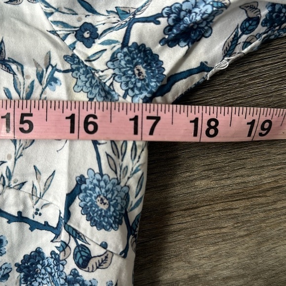 Francesca's top white blue floral bell sleeves size XS fresh clean - Picture 8 of 9